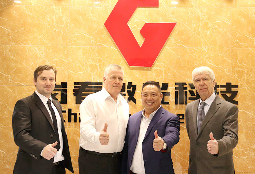 與國(guó)外客戶合影 與國(guó)外客戶合影