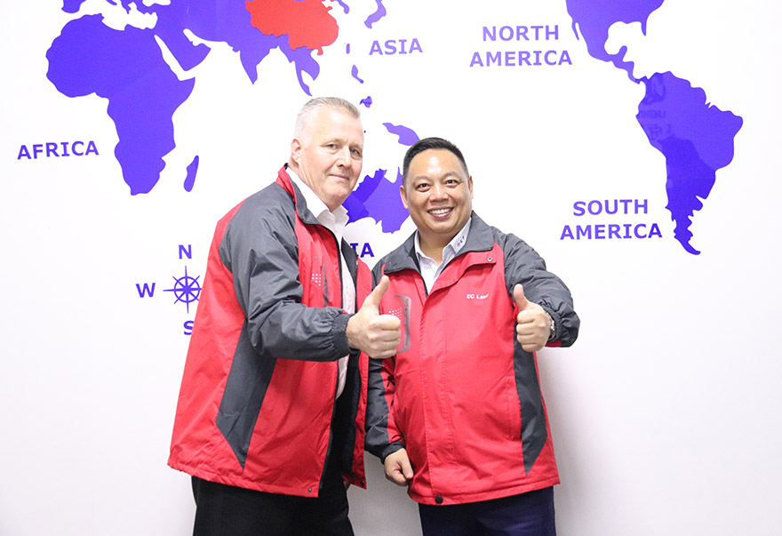 與國外研發工程師合影 與國外研發工程師合影